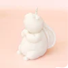 Bougie artisanale en forme de lapin, couleur blanche, sur fond rose. Une touche poétique et apaisante pour votre intérieur.