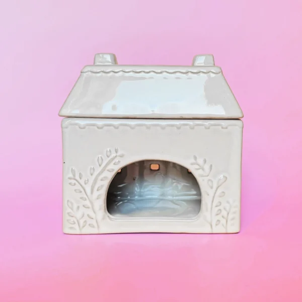 Brûle-parfum en céramique en forme de cottage, vue de dos, avec un design délicat et des motifs floraux sculptés.