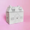 Brûle-parfum en céramique Cottage, vue de trois-quarts, avec un design en forme de maison décorative et détails sculptés.
