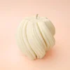 Bougie décorative blanche torsadée Hula Hoop taille L sur fond, cire végétale de colza