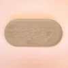Plateau ovale en bois naturel avec cœur gravé, conçu pour accueillir bougies décoratives, bougies parfumées ou accessoires de décoration, sur fond pastel.