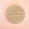 Support rond en bois naturel avec smiley gravé, conçu pour accueillir bougies décoratives ou parfumées, présenté sur fond pastel.