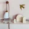 Ambiance déco minimaliste avec les bougies Happy Arche, un trio élégant aux formes arrondies pour une atmosphère chaleureuse et épurée.