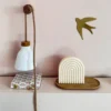 Ambiance déco minimaliste avec la bougie Happy Arche et le plateau en bois gravé d’un cœur, pour une touche chaleureuse et poétique.