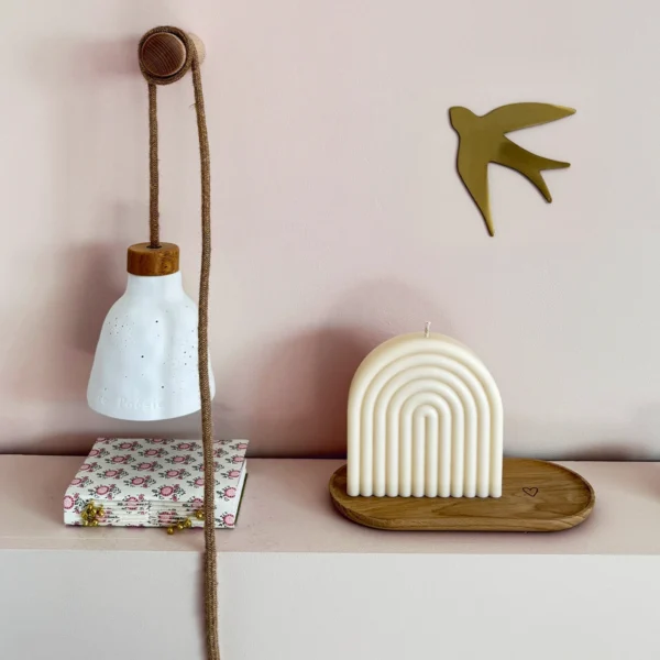Ambiance déco minimaliste avec la bougie Happy Arche et le plateau en bois gravé d’un cœur, pour une touche chaleureuse et poétique.