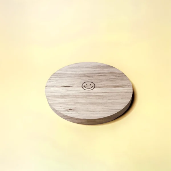 Support en bois gravé d’un smiley, parfait pour poser bougies et objets déco – Une touche minimaliste et joyeuse pour un intérieur chaleureux.