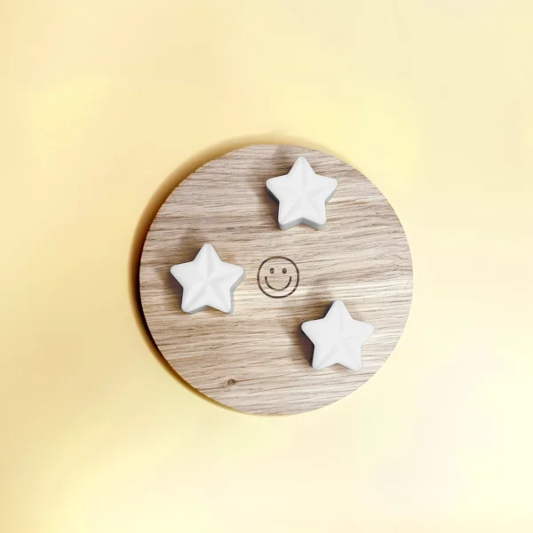 Support en bois gravé d’un smiley, sublimé par trois fondants parfumés en forme d’étoiles, senteur crème brûlée – un combo parfait pour une ambiance chaleureuse et gourmande.